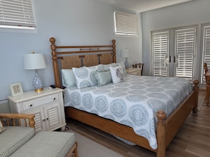 3 chambres, bureau, fer et planche à repasser, lit parapluie