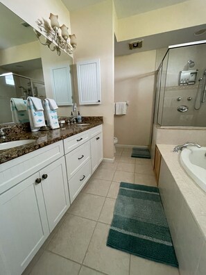 Combined shower/tub, jetted tub, hair dryer, towels - Secluded and Private House with Pool, Near Beach. 11 blocks from Village. (Boca Grande)