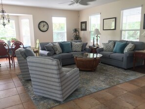 TV connectée, lecteur de DVD, livres, chaîne hi-fi