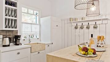 Geladeira, cooktop, chaleira elétrica, torradeira