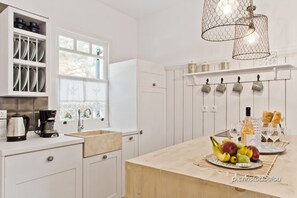 Kühlschrank, Herdplatte, Wasserkocher, Toaster