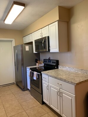 Kjøleskap, mikrobølgeovn, kokeplater og oppvaskmaskin