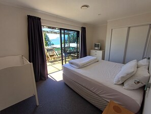 3 bedrooms, iron/ironing board, free WiFi - Fisherman's Retreat on Lake Tarawera (Lake Tarawera)