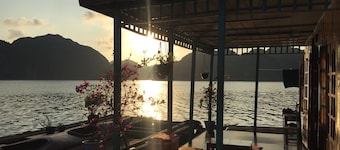 Floating house, free kayak, drybag and great fishing experience