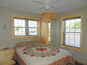 5 bedrooms, WiFi, bed sheets - Vacation Home #20 - 5 bedroom/ 3 bath (Cape Vincent)