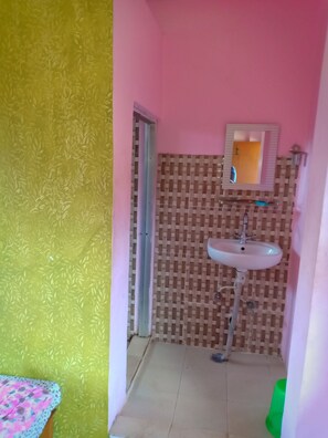 Serviettes fournies, papier toilette