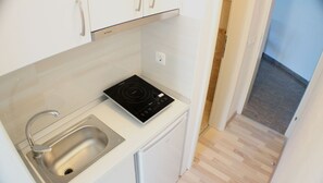 ثلاجة، موقد طهي مسطح، مستلزمات طهي/أطباق/أوعية