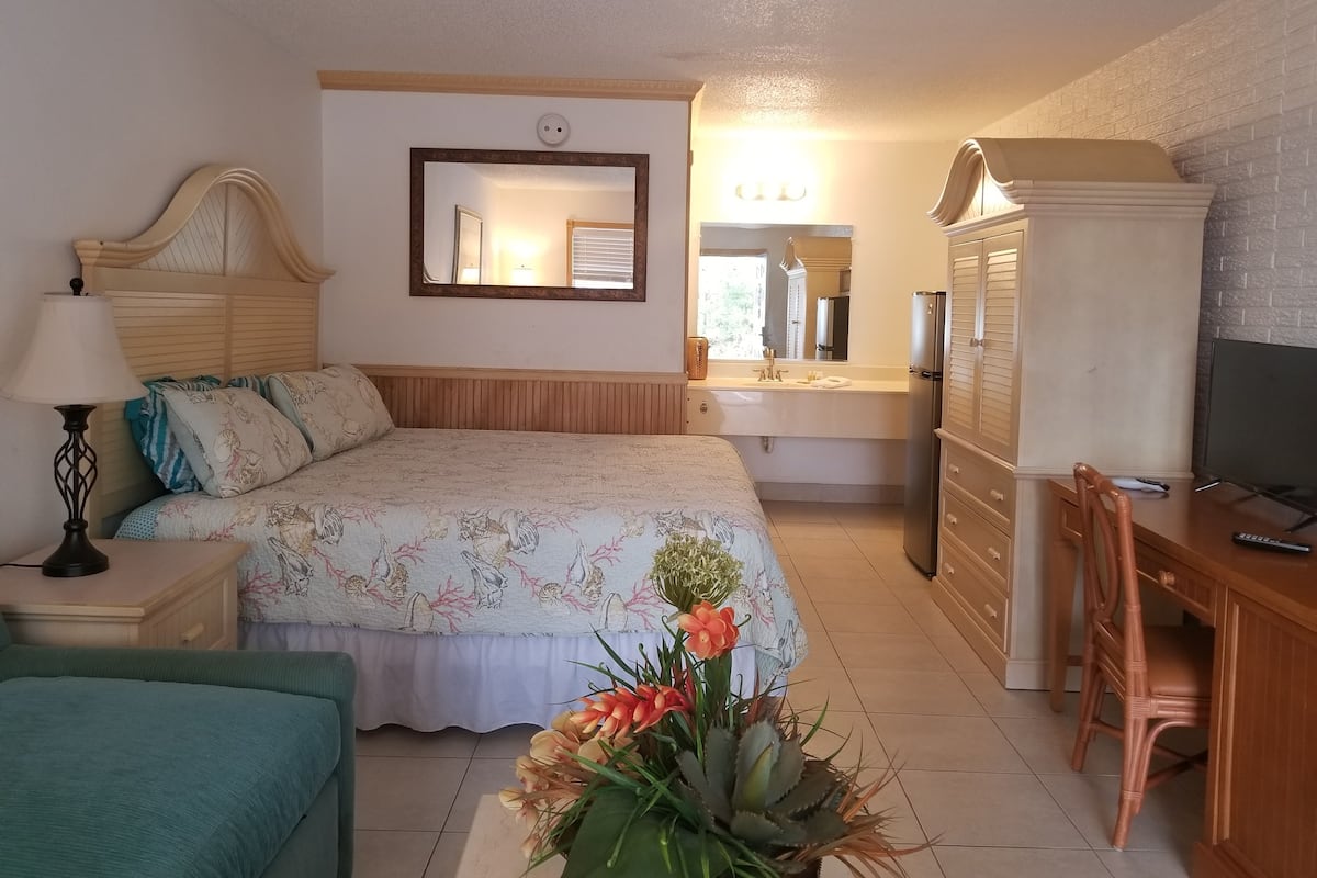أغطية فراش متميزة وأسرّة بطبقة علوية مريحة وخزنة داخل الغرفة