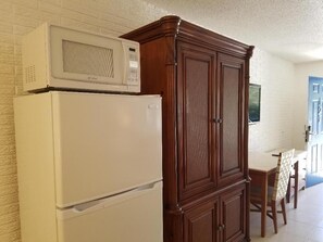 Frigorífic gran, microones, cafetera i tetera i congelador