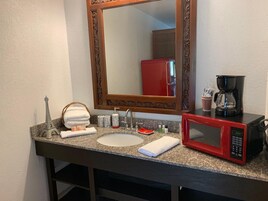 Combined shower/tub, towels