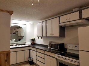 Refrigerador con congelador, microondas, cafetera y tetera y congelador