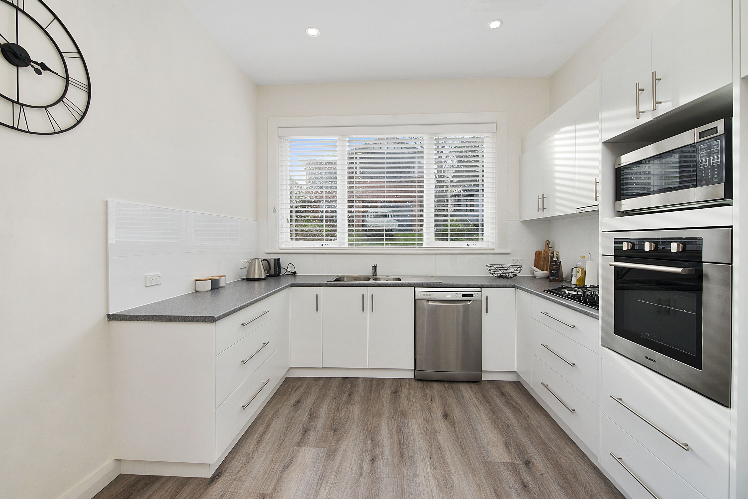 冰箱、微波炉、烤箱、炉灶