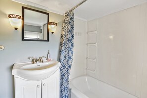 Combined shower/bathtub, towels