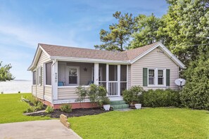 Exterior - The C-Ray Cottage is a one-of-a-kind Chincoteague Vacation Experience. (Chincoteague Island)