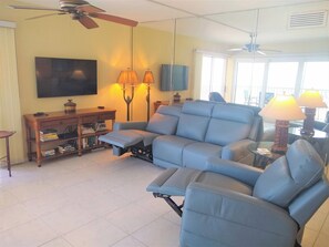 Smart TV, DVD player, books - Beach Front Condo on Crescent Beach (Sarasota)