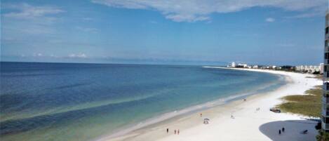 En la playa, sillas reclinables de playa, toallas de playa