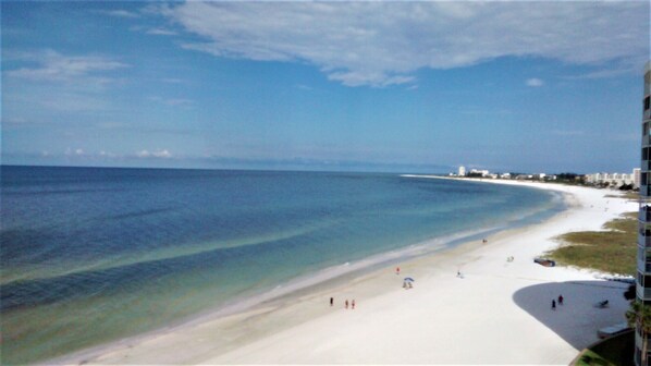 على الشاطئ، كراسي للتشمس، مناشف للشاطئ