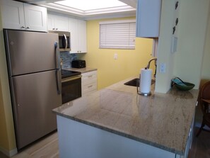 ثلاجة، ميكروويف، فرن، موقد طهي مسطح