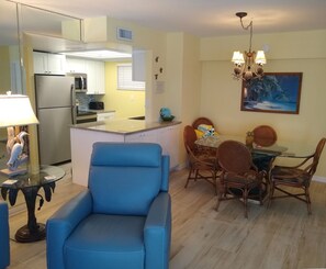 Een smart-tv, een dvd-speler en boeken