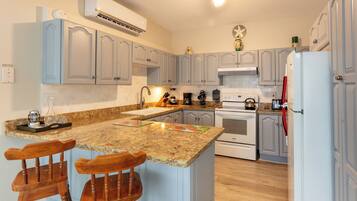 Køleskab, mikrobølgeovn, ovn, kogeplade