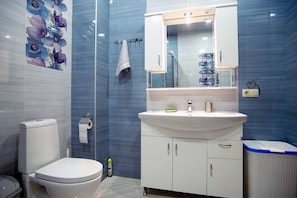 Hair dryer, towels, shampoo, toilet paper - Sun Apartments in Avlabar (Tbilisi)