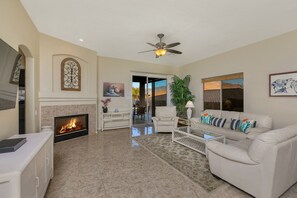 TV, peis, DVD-spiller og leker