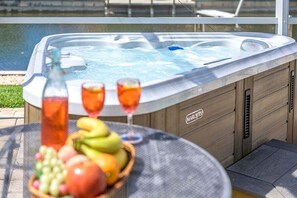 Outdoor spa tub - La Florida, a spacious 3-bedroom home in SE Cape Coral with a serene freshwater canal view. (Cape Coral)