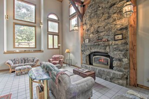 Télévision, cheminée, livres, écrans d'ordinateur