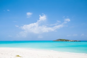 Plage, chaises longues, serviettes de plage