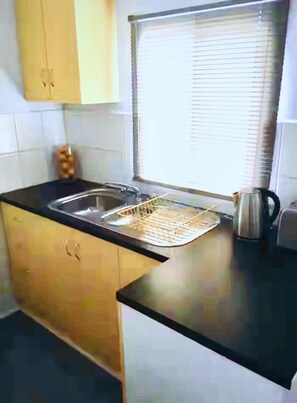 Fridge, microwave, electric kettle, toaster - Studio 29 Beach Getaway (Cape Woolamai)