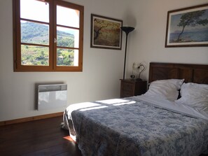 4 chambres, fer et planche à repasser, lit de bébé portatif