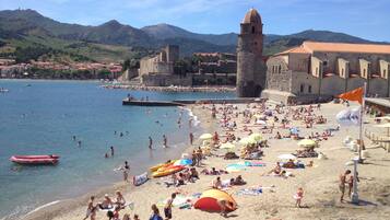 Vlak bij het strand, ligstoelen