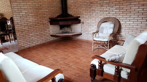 Kamin, Tischtennisplatte, Stereoanlage