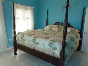 2 bedrooms, iron/ironing board, internet, bed sheets