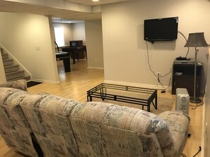 TV, caminetto, lettore DVD, tavolo da calcetto