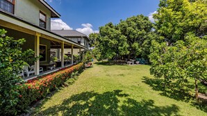 Property grounds -  The Inn at 6 - Elegant & Pristine Home an Oasis in The City of Kingston (Kgn 6)