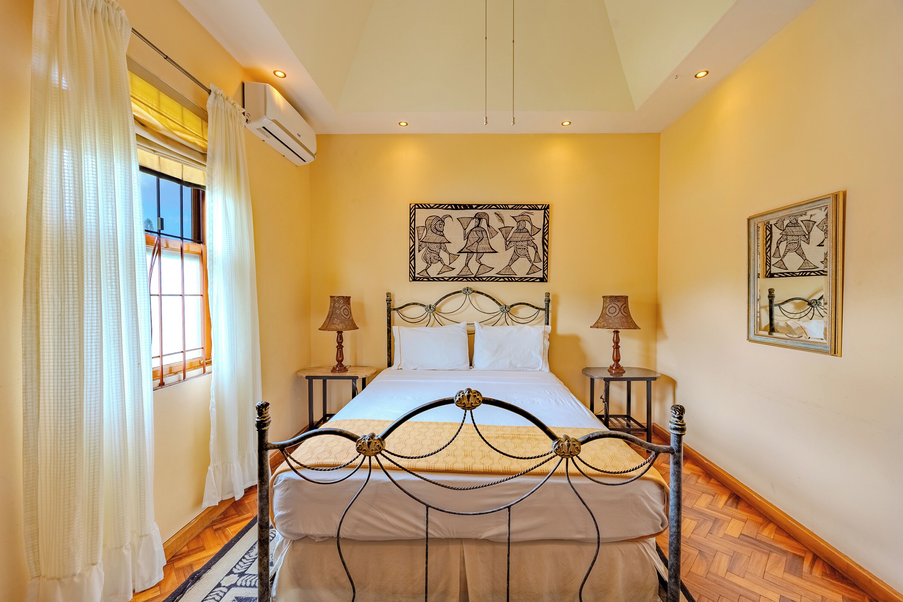 4 bedrooms, iron/ironing board, WiFi, bed sheets