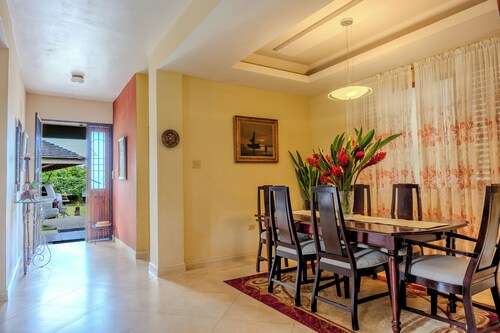  The Inn at 6 - Elegant & Pristine Home an Oasis in The City of Kingston
