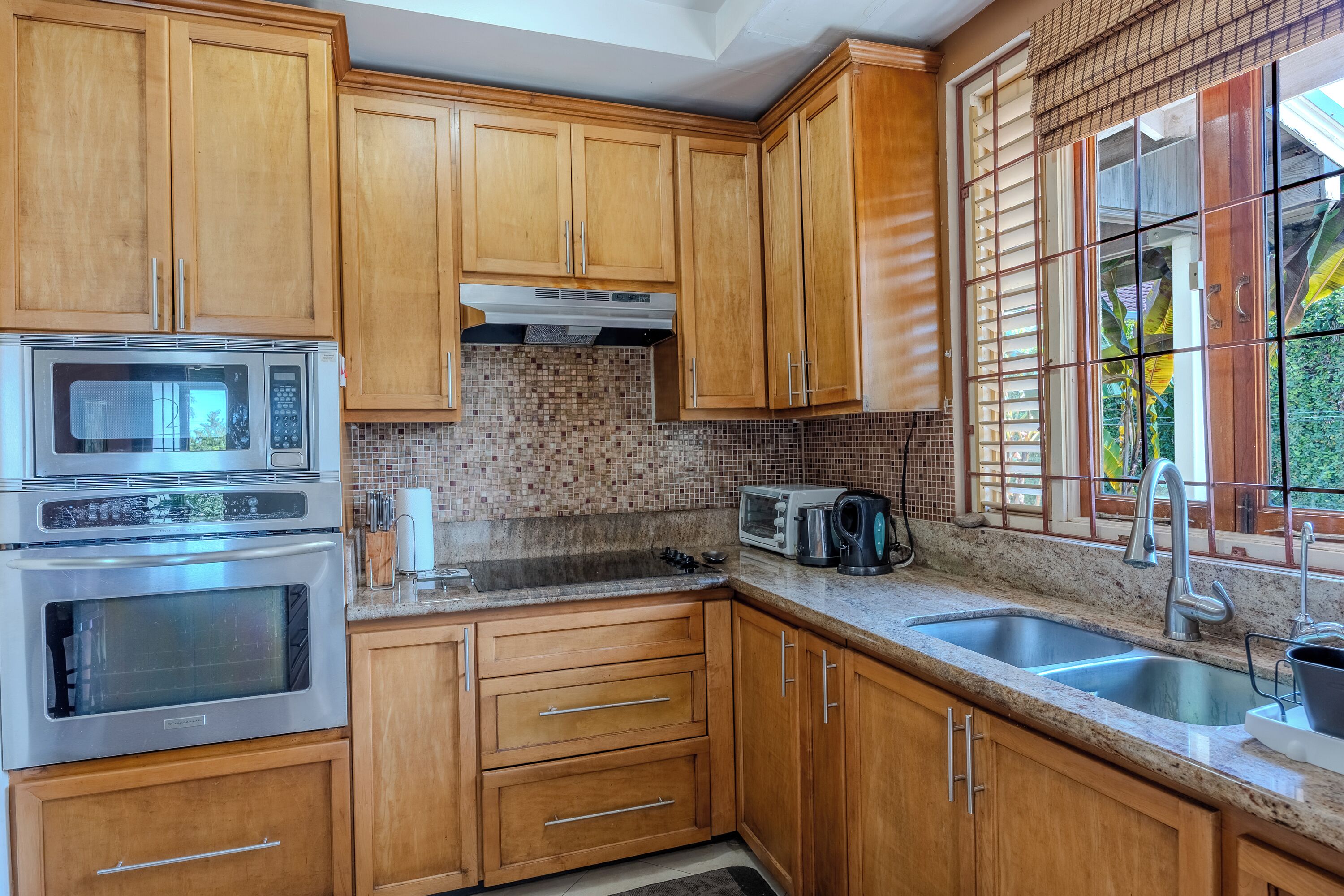 Coffee/tea maker, fridge, microwave, oven