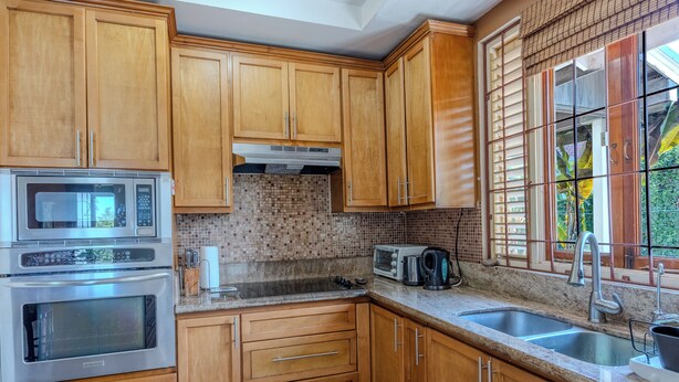 Private kitchen -  The Inn at 6 - Elegant & Pristine Home an Oasis in The City of Kingston (Kgn 6)
