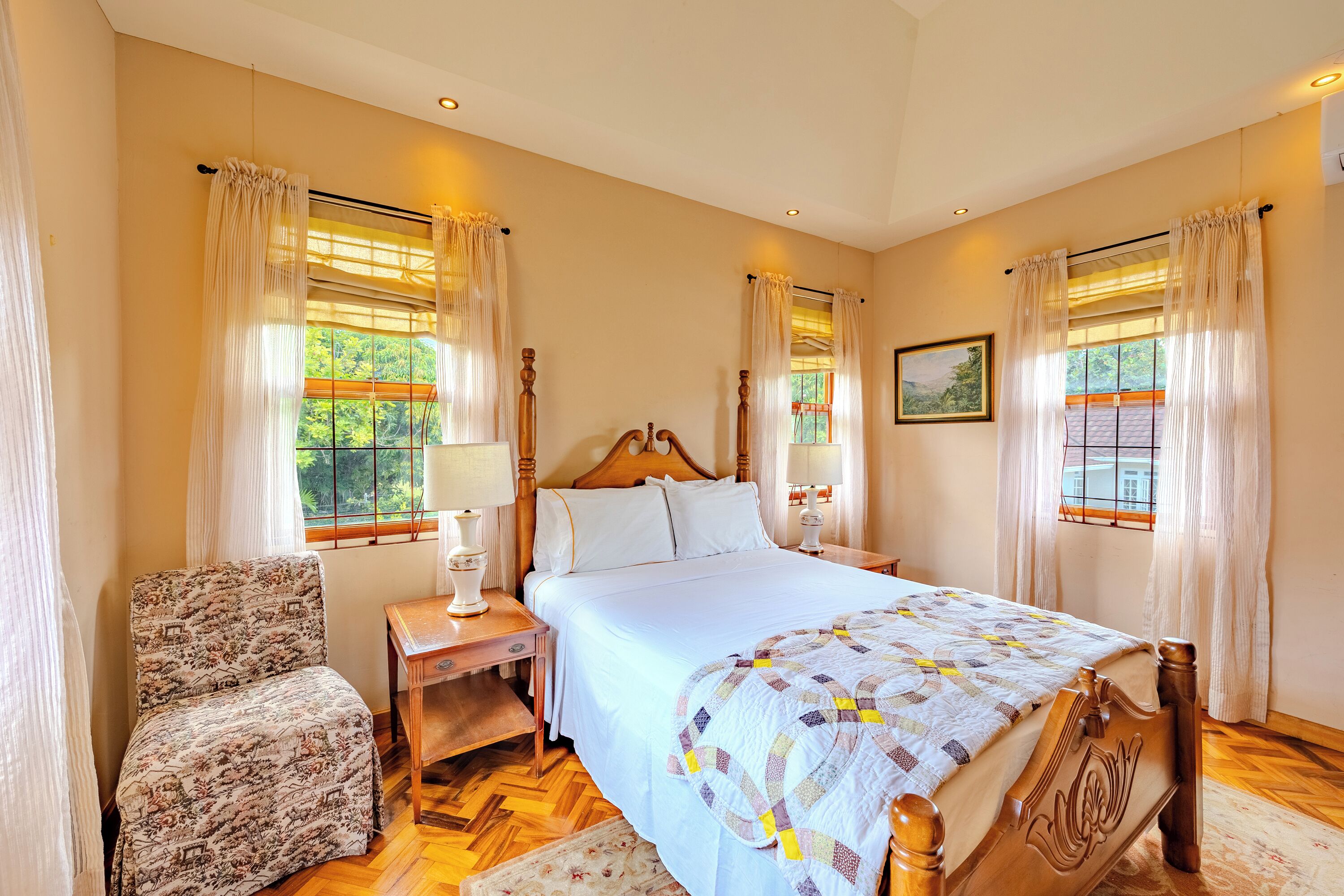 4 bedrooms, iron/ironing board, WiFi, bed sheets