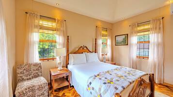 4 bedrooms, iron/ironing board, WiFi, bed sheets