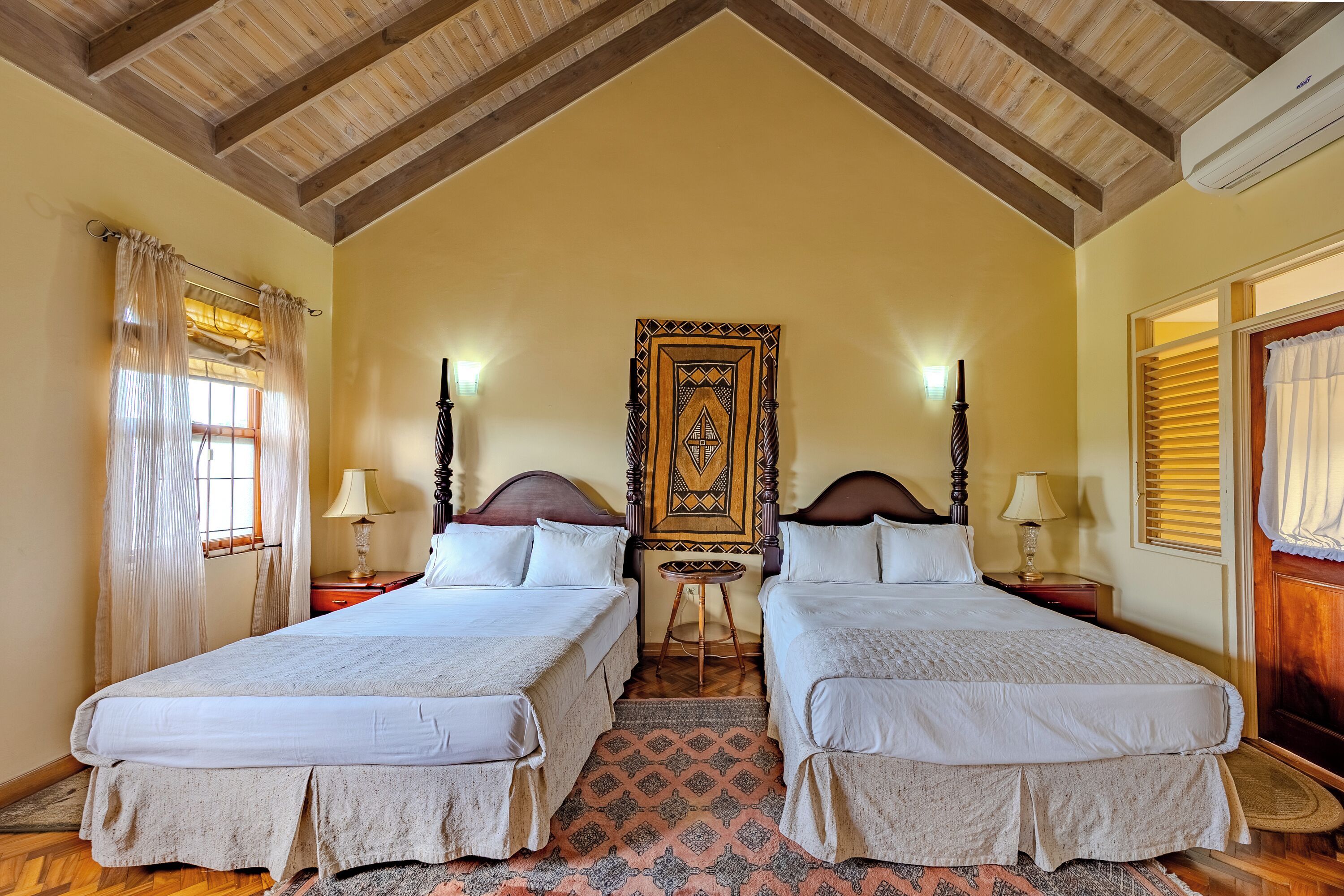 4 bedrooms, iron/ironing board, WiFi, bed sheets