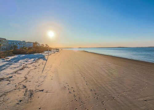 Coastal 4Br 2Ba Tybee Home + HOT TUB! Sleeps 14! Near North Beach, FREE Parking