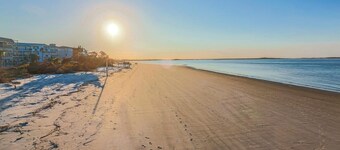 Coastal 4Br 2Ba Tybee Home + HOT TUB! Sleeps 14! Near North Beach, FREE Parking