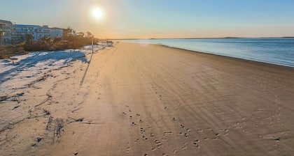Coastal 4Br 2Ba Tybee Home + HOT TUB! Sleeps 14! Near North Beach, FREE Parking