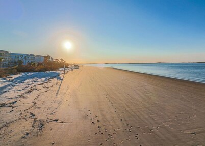 Coastal 4Br 2Ba Tybee Home + HOT TUB! Sleeps 14! Near North Beach, FREE Parking