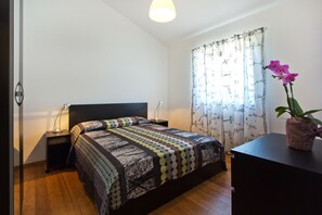 4 bedrooms, iron/ironing board, free WiFi, bed sheets