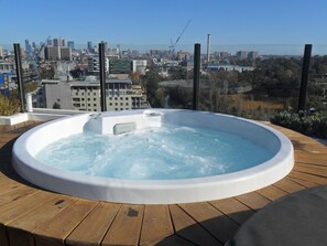 Outdoor spa tub - City Views Riverside 2 Bed/2 Bath Resort apartment (Abbotsford)