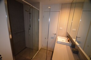 Shower, rainfall showerhead, hair dryer, towels - City Views Riverside 2 Bed/2 Bath Resort apartment (Abbotsford)